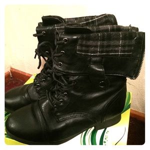 Sold Fold over combat boots (like new)